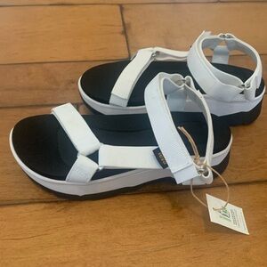 Teva white cozy sandal new.  Sz 7.